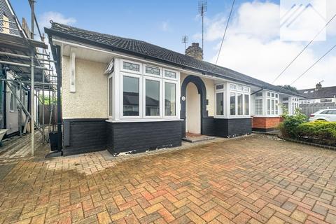 3 bedroom bungalow to rent, Oak Glen, Hornchurch