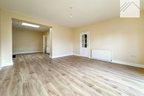 3 bedroom bungalow to rent, Oak Glen, Hornchurch