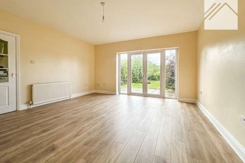 3 bedroom bungalow to rent, Oak Glen, Hornchurch