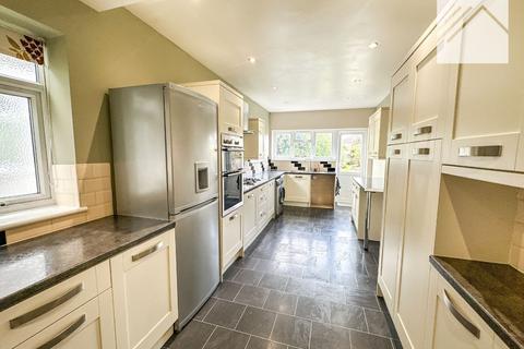 3 bedroom bungalow to rent, Oak Glen, Hornchurch