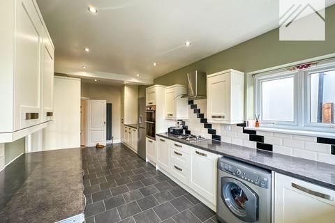 3 bedroom bungalow to rent, Oak Glen, Hornchurch