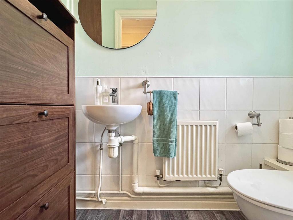 Cloakroom b.jpg