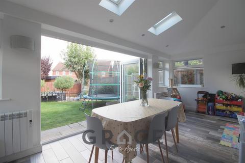 9 Aspen Close, Great Blakenham, Ipswich, IP6 0HQ