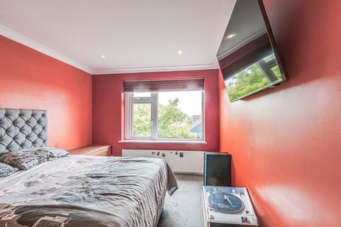 2 bedroom flat for sale, Fernleigh Drive, Leigh-on-sea, SS9
