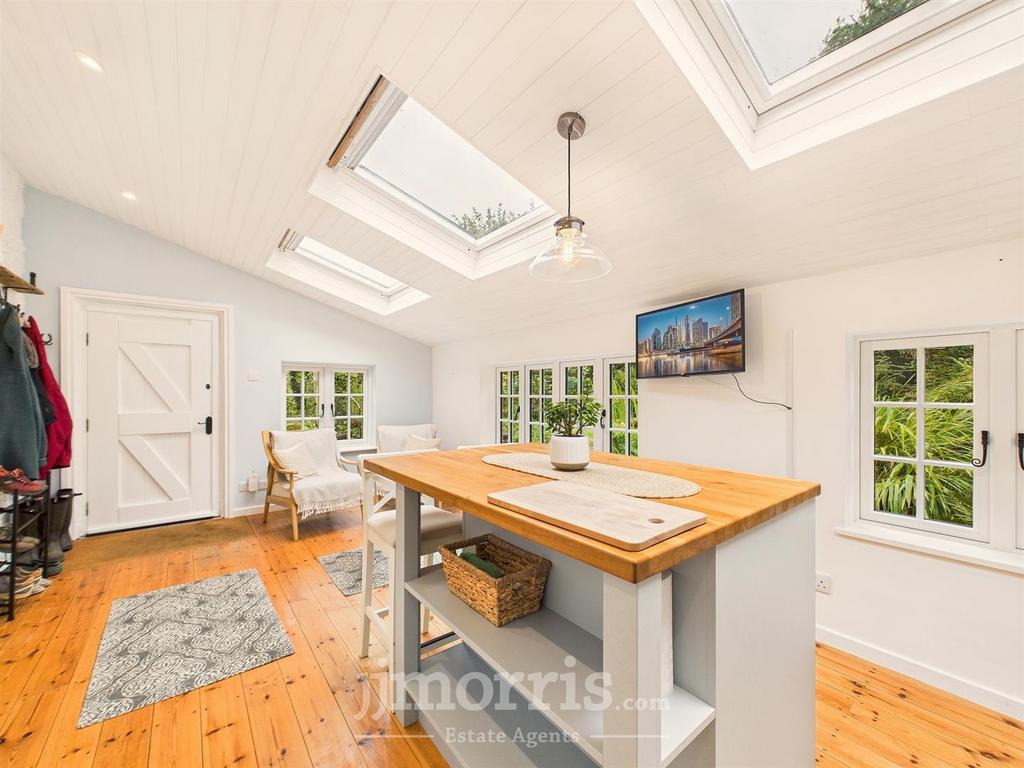 CAM02122 G0-PR0371-STILL020.jpg