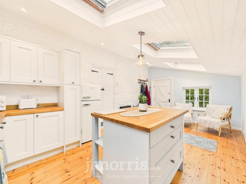 CAM02122 G0-PR0371-STILL019.jpg