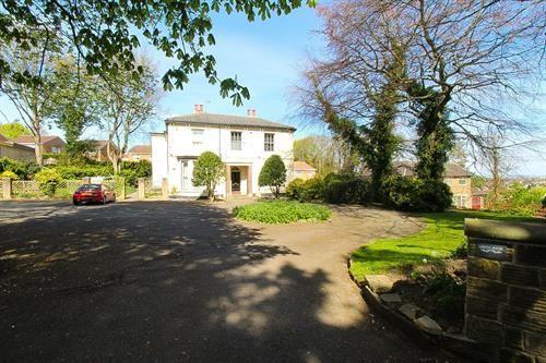 Detached house exterior, driveway