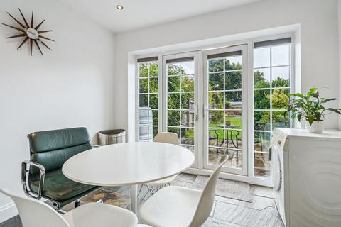 undefined, Amersham HP7