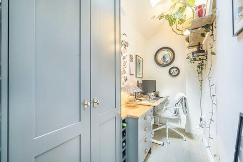 2 bedroom flat for sale, Kingscourt Road, London SW16