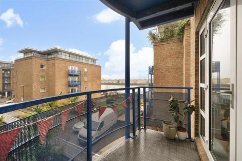 2 bedroom flat for sale, Campania Building, Jardine Road, London