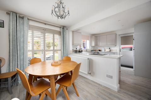 52 Azalea Drive, Trowbridge, BA14 9GG