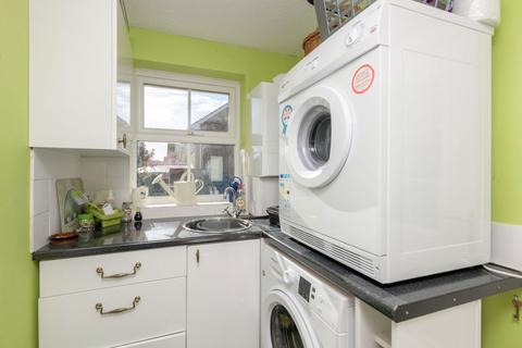 24 Bell Close, Gonerby Hill Foot, Grantham, NG31 8GJ