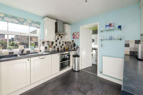 24 Bell Close, Gonerby Hill Foot, Grantham, NG31 8GJ