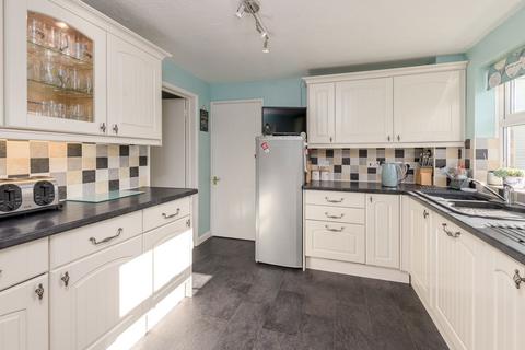 24 Bell Close, Gonerby Hill Foot, Grantham, NG31 8GJ