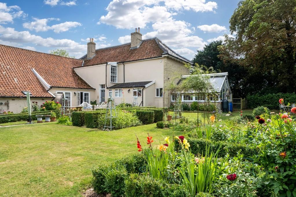 1440px-Elm Farm House-46