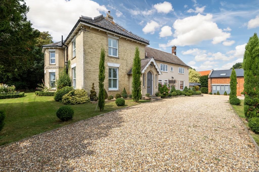1440px-Elm Farm House-2