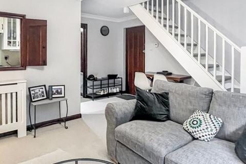 3 bedroom apartment for sale, Bassetsbury Lane - No Chain - Peaceful Setting