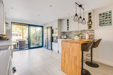 32 Albemarle Gardens, New Malden, KT3 5BD