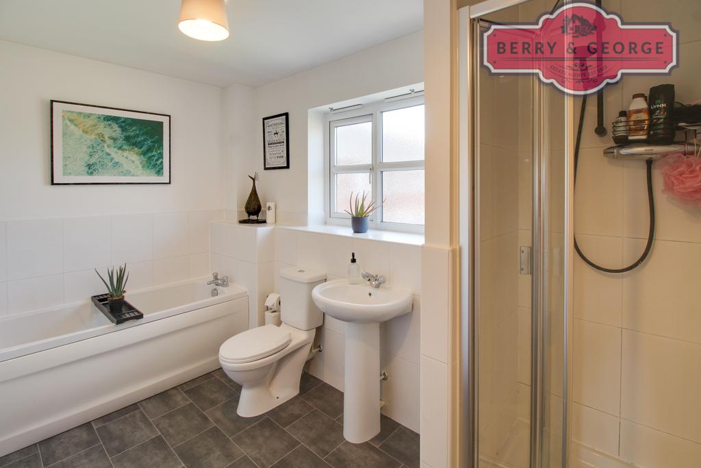 Jack and jill bathroom