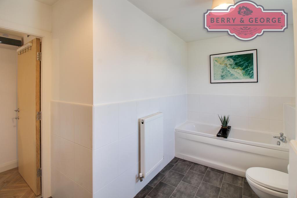Jack and jill bathroom