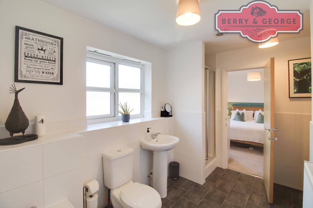 Jack and jill bathroom
