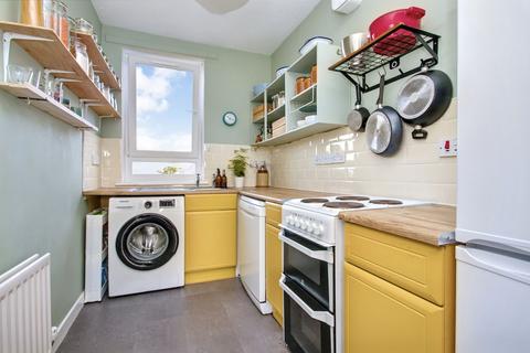 1/6 Loganlea Loan, Edinburgh, EH7 6NH