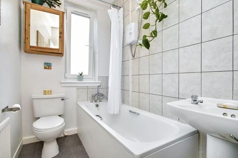 1/6 Loganlea Loan, Edinburgh, EH7 6NH