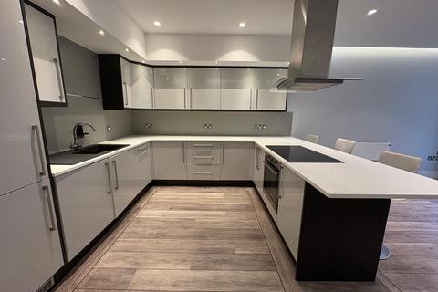 3 bedroom apartment to rent, St. Anns Square, Manchester M2