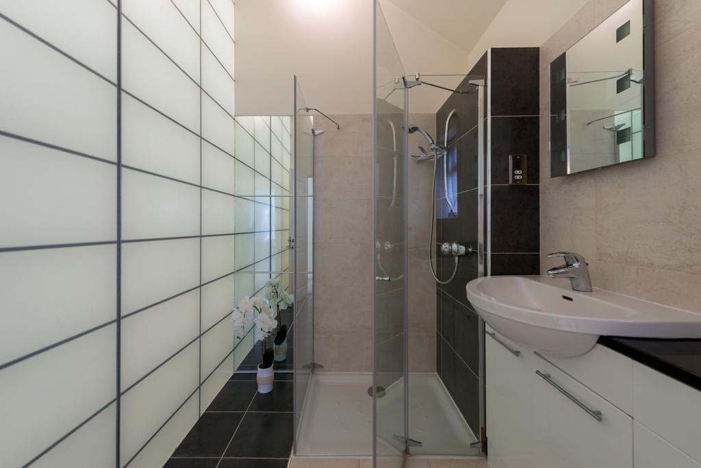 Shower & WC