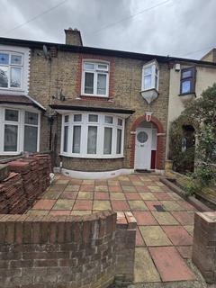 3 bedroom terraced house to rent, Grangewood Avenue, Rainham RM13