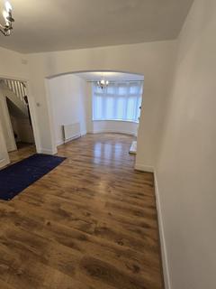 3 bedroom terraced house to rent, Grangewood Avenue, Rainham RM13