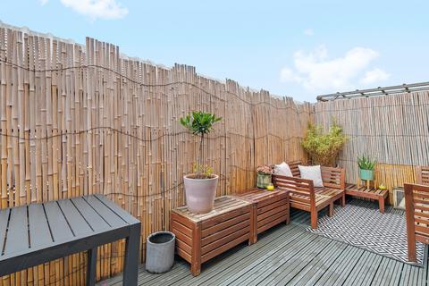 2 bedroom apartment for sale, Wild Flower Gardens, London, E3