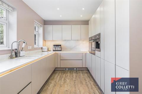 undefined, Roselands Avenue, Hoddesdon, Hertfordshire