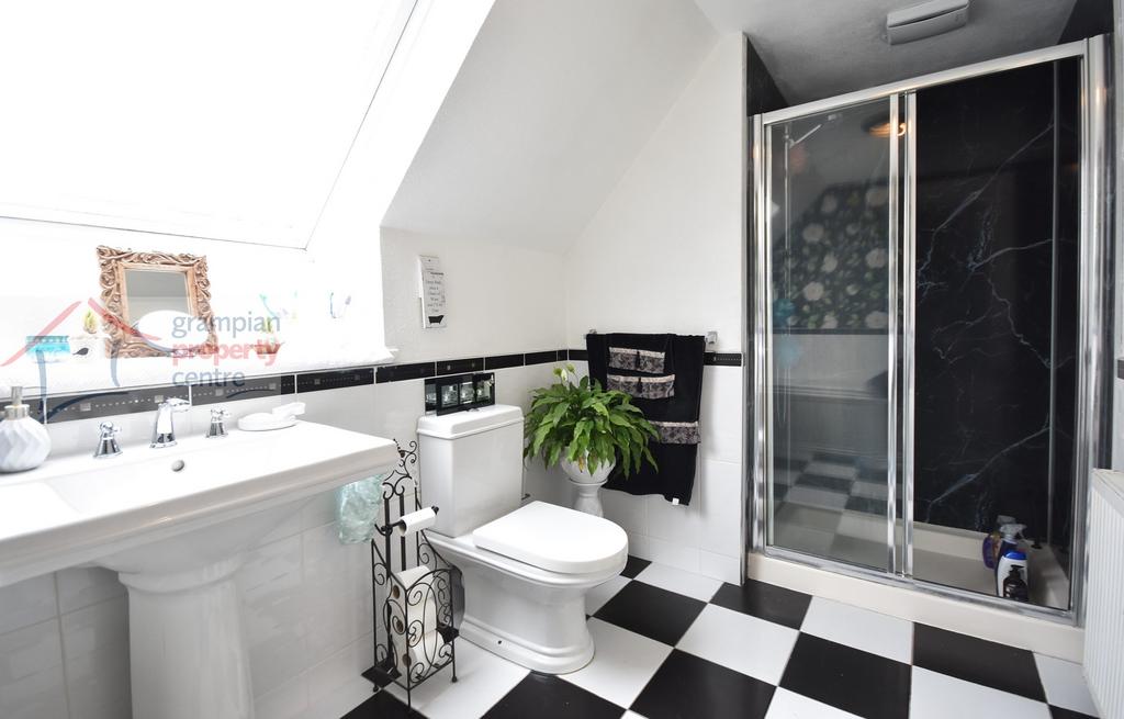 Bathroom 2 .JPG