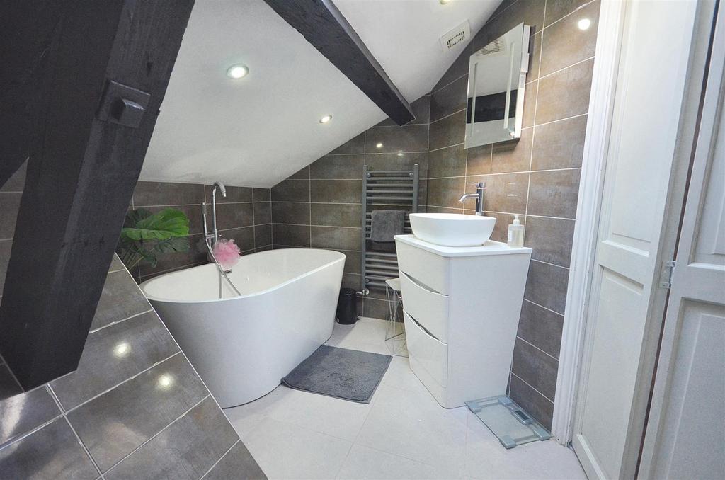 Main Bed En-Suite