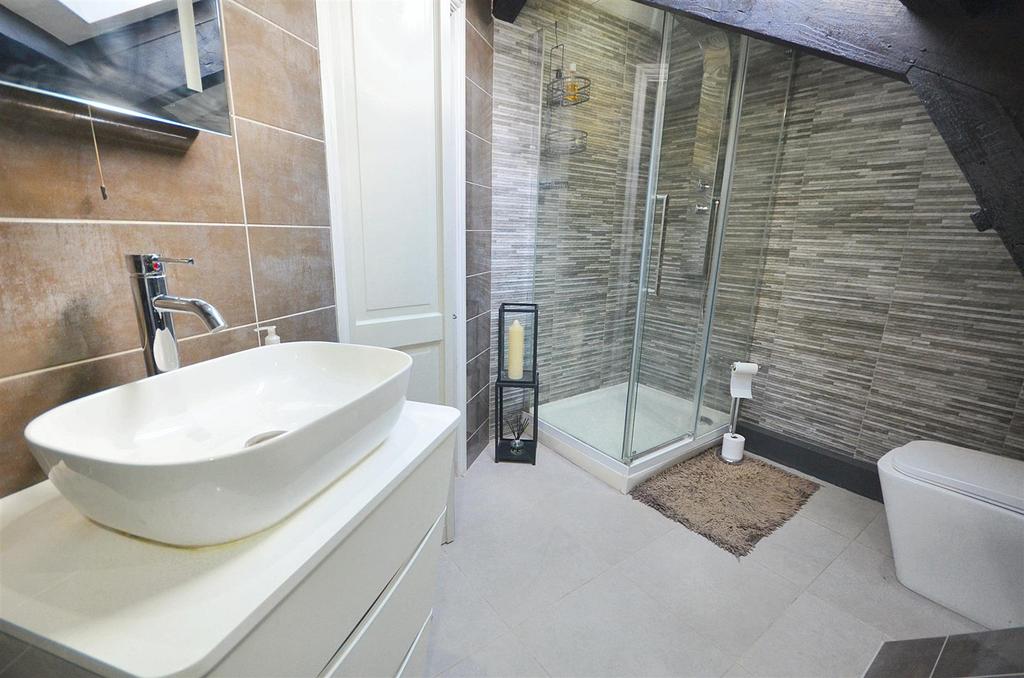 Main Bed En-Suite