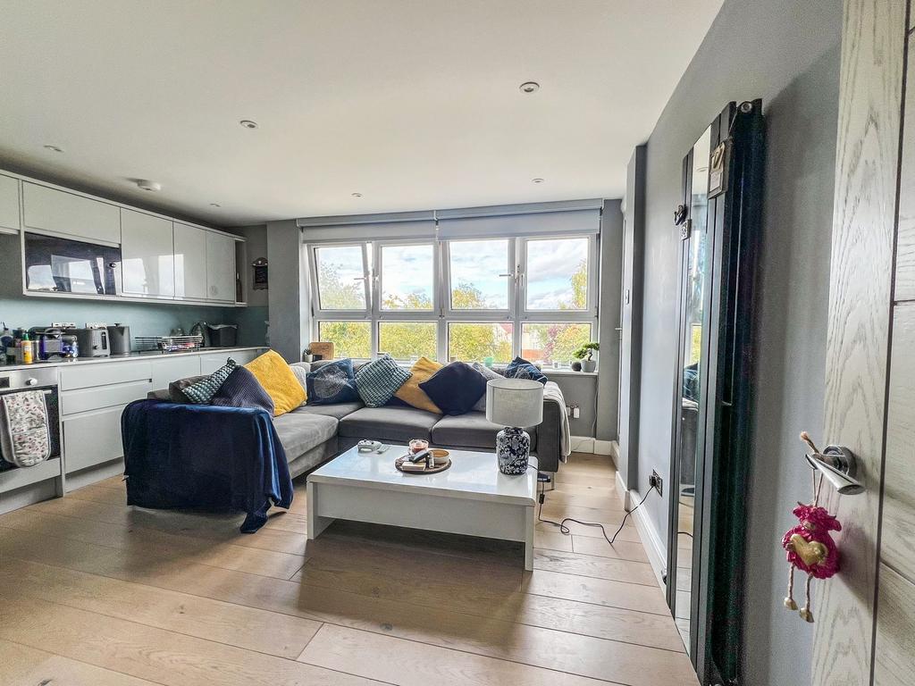 Merland Rise, Tadworth KT20 2 bed flat to rent - £1,400 pcm (£323 pw)