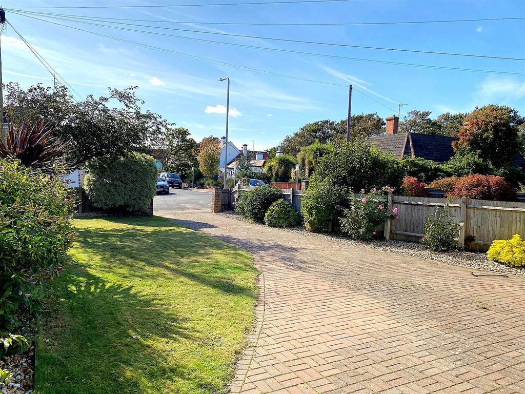 1 bedford Ave - Front Gdn.jpg