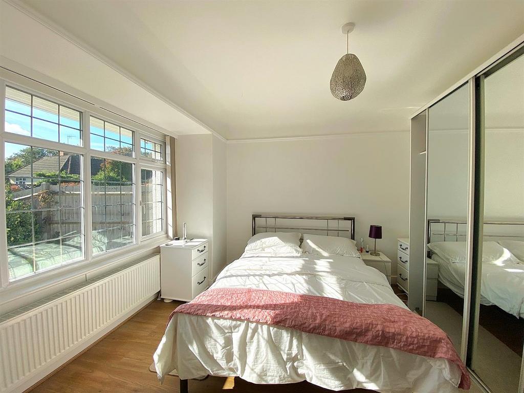 1 Bedford Ave - Bed1.jpg