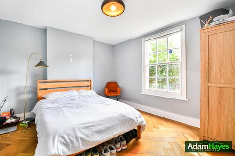 2 bedroom end of terrace house for sale, College Terrace, London N3