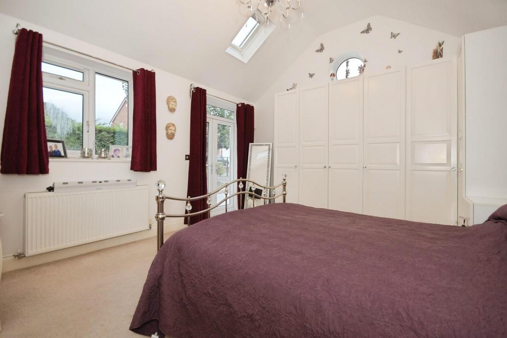 BEDROOM 1 02.jpg