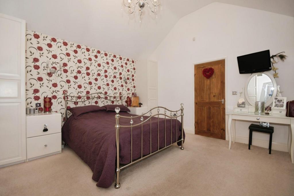 BEDROOM 1 04.jpg