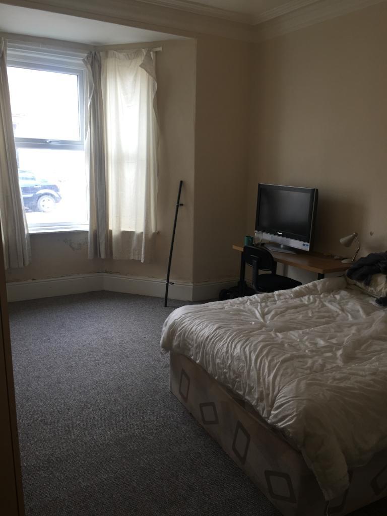 A cozy double bedroom featuring a comfortable b...