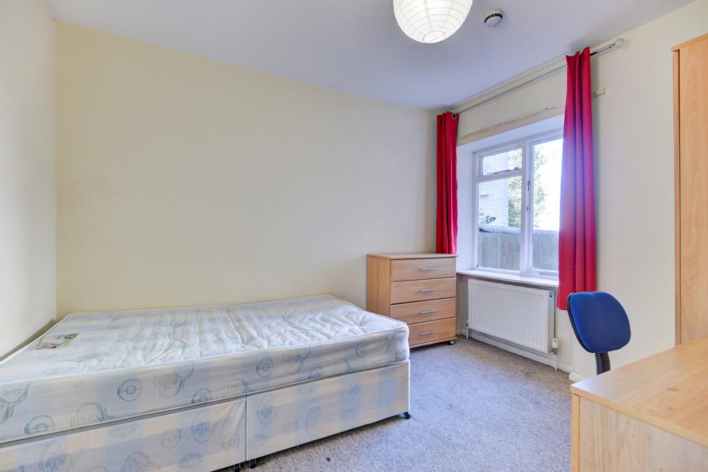A neat and comfortable single bedroom featuring...
