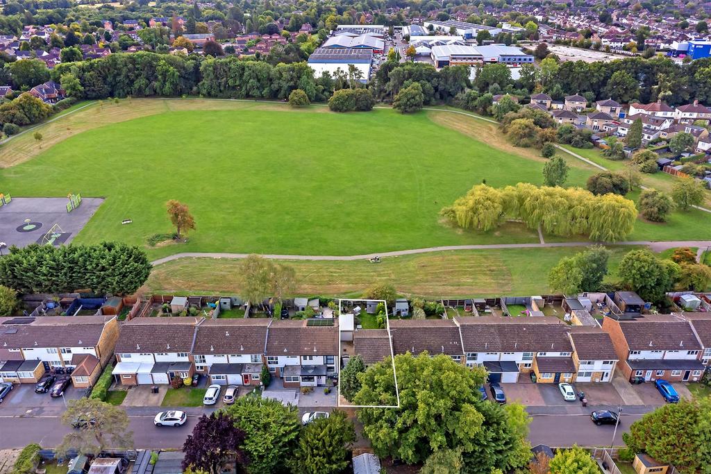 26 Pinewood Close-1.jpg