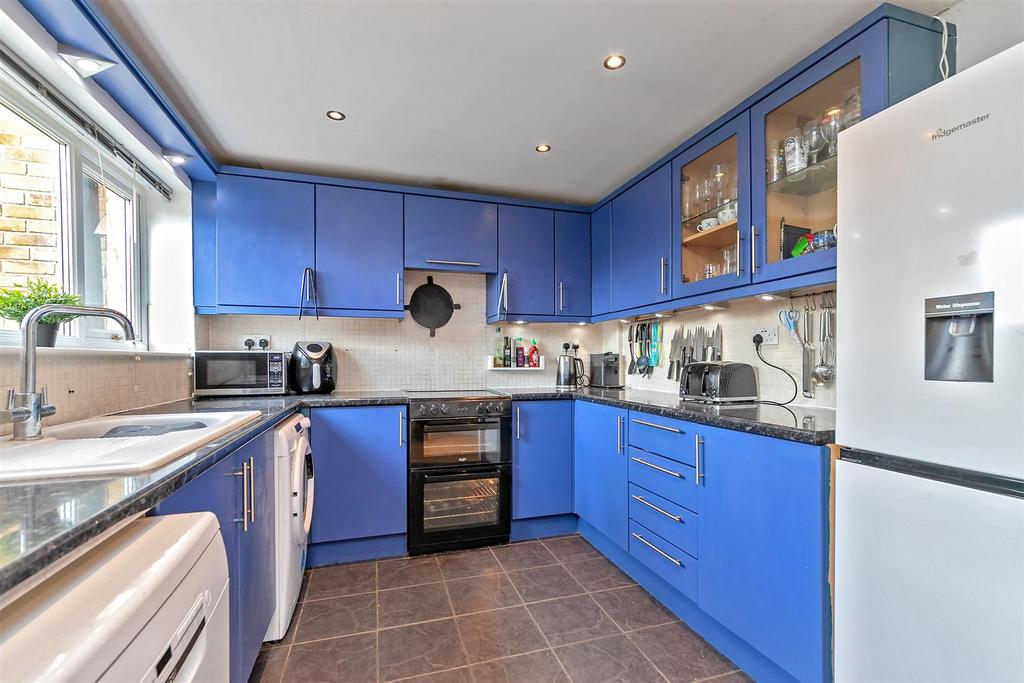 26 Pinewood Close-18.jpg