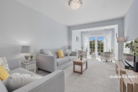 12 Deveron Way, Romford, RM1 4UL