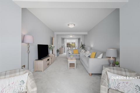 12 Deveron Way, Romford, RM1 4UL