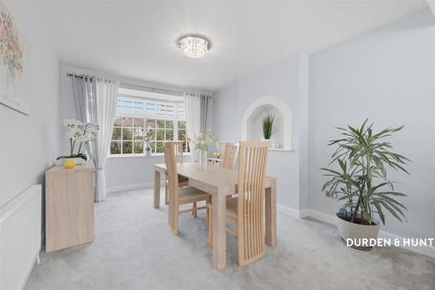 12 Deveron Way, Romford, RM1 4UL