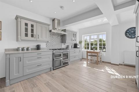 12 Deveron Way, Romford, RM1 4UL